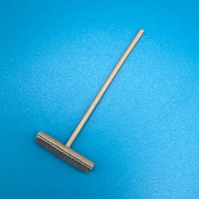 Broom 1:24 (5.5 x 2.25cm)
